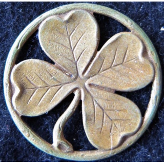 106° RI : Insigne métallique du 106° régiment d’infanterie fabrication non spécifiée dos embouti