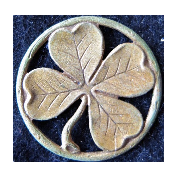 106° RI : Insigne métallique du 106° régiment d’infanterie fabrication non spécifiée dos embouti