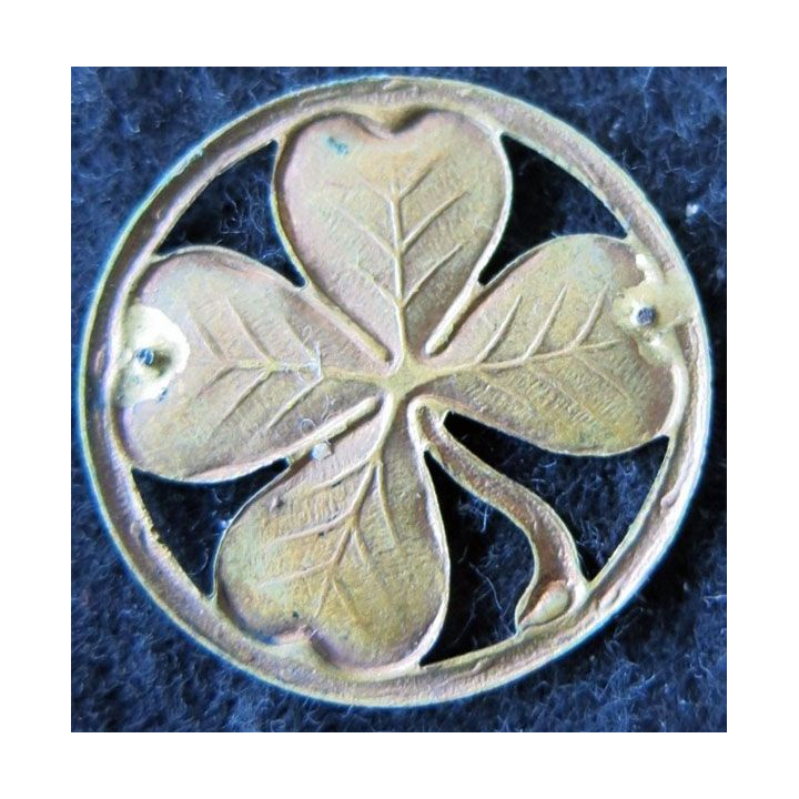 106° RI : Insigne métallique du 106° régiment d’infanterie fabrication non spécifiée dos embouti