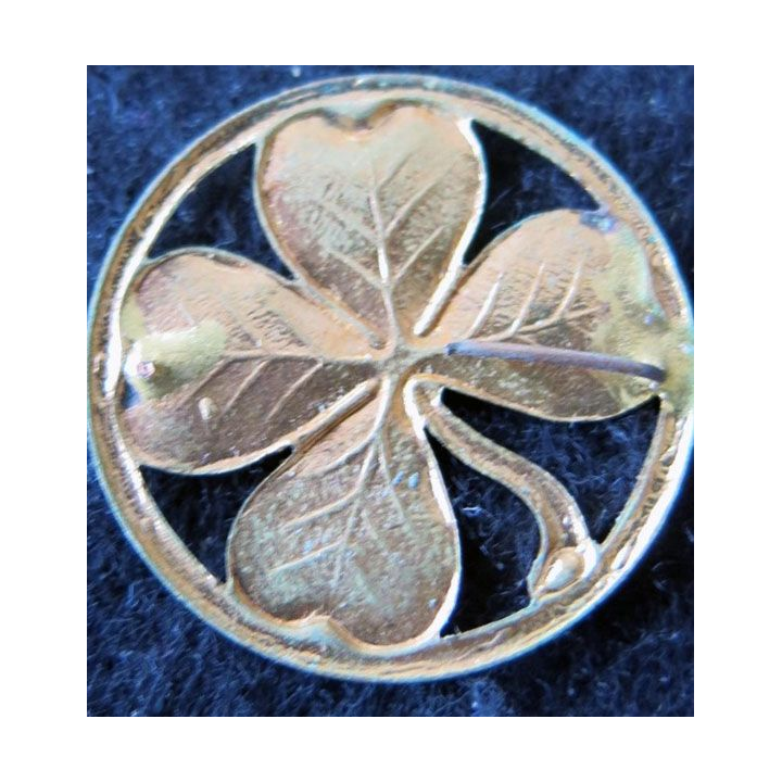 106° RI : Insigne métallique du 106° régiment d’infanterie fabrication non spécifiée dos embouti