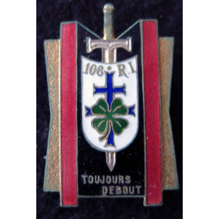 106° RI : Insigne métallique du 106° régiment d'infanterie sans nom du fabricant dos lisse en émail
