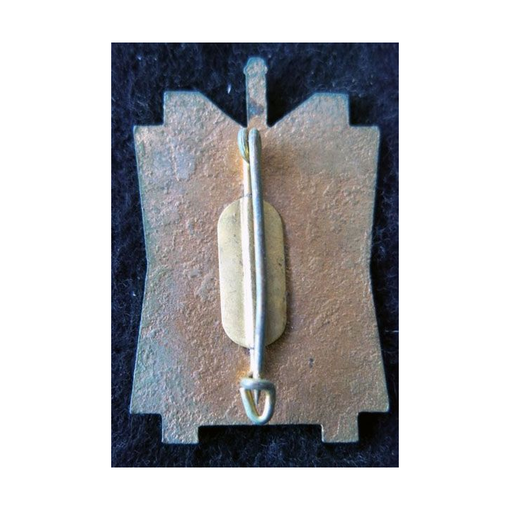 106° RI : Insigne métallique du 106° régiment d'infanterie sans nom du fabricant dos lisse en émail