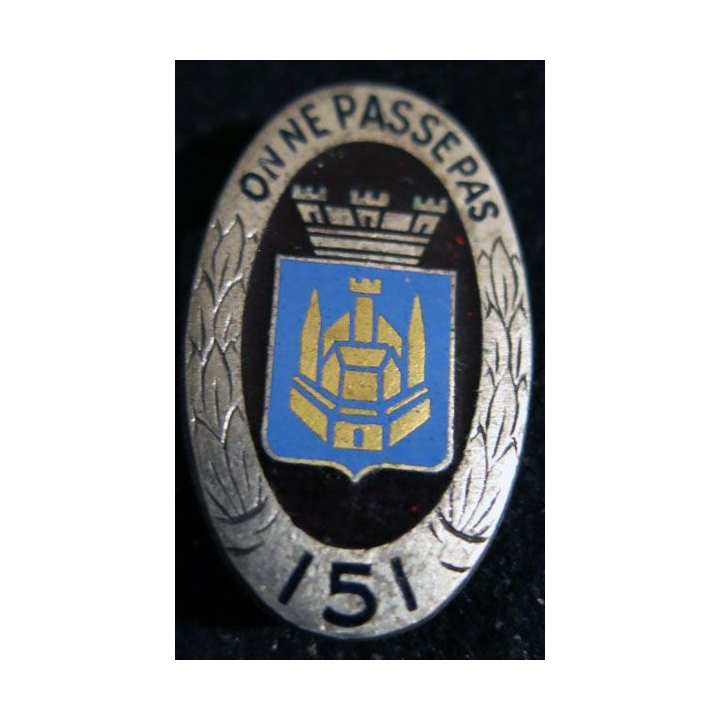 151° RI : insigne métallique du 151° régiment d''infanterie de fabrication Drago Paris H. 117 en émail