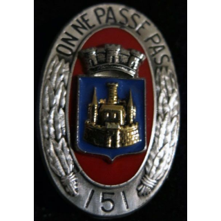 151° RI : insigne métallique du 151° régiment d'infanterie de fabrication Balme Saumur H. 117 en relief