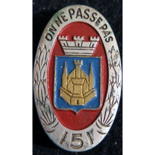 151° RI : insigne métallique du 151° régiment d'infanterie fabrication non spécifiée embouti peint