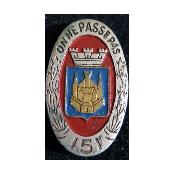 151° RI : insigne métallique du 151° régiment d'infanterie fabrication non spécifiée embouti peint