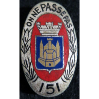 151° RI : insigne métallique du 151° régiment d'infanterie fabrication non spécifiée en émail