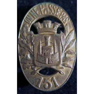 151° RI : 151° régiment d''infanterie de fabrication Arthus Bertrand Paris déposé ABPD doré ajouré