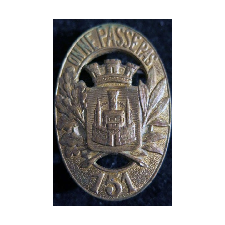 151° RI : 151° régiment d''infanterie de fabrication Arthus Bertrand Paris déposé ABPD doré ajouré