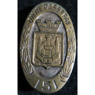151° RI : 151° régiment d''infanterie de fabrication non spécifiée embouti doré  plein