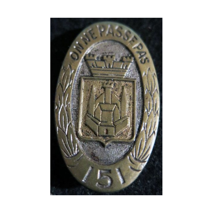 151° RI : 151° régiment d''infanterie de fabrication non spécifiée embouti doré  plein