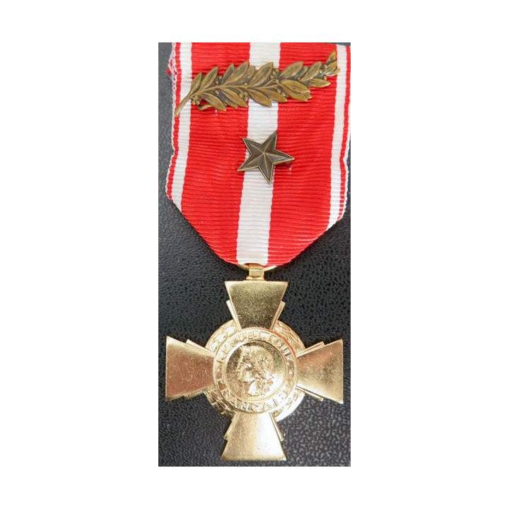 Croix de la valeur militaire en métal doré avec 2 citations