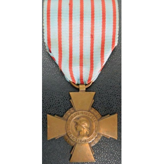 Croix du combattant en bronze  médaille ordre décoration 