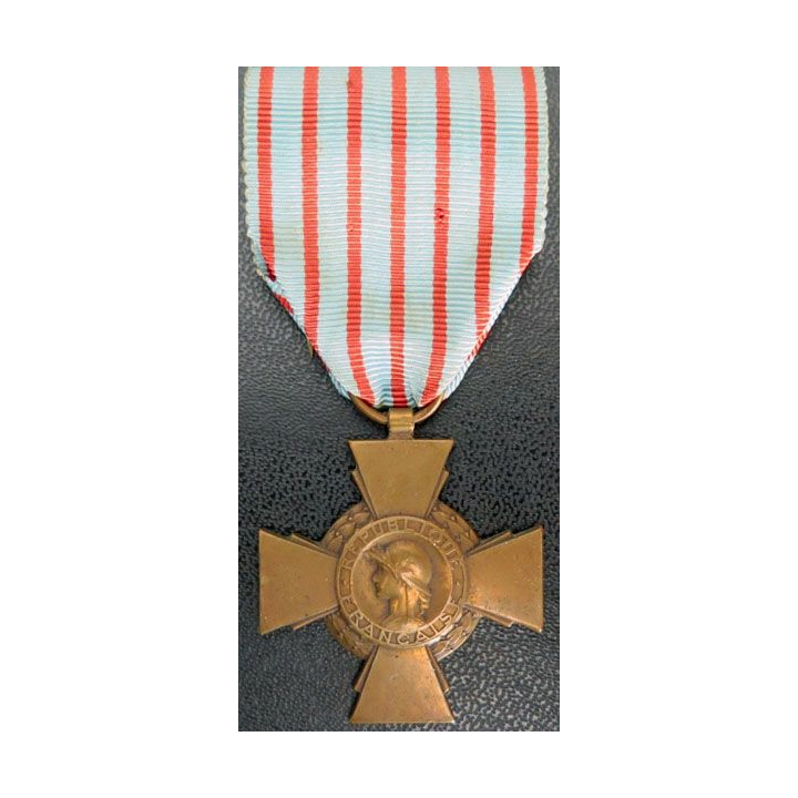 Croix du combattant en bronze  médaille ordre décoration 