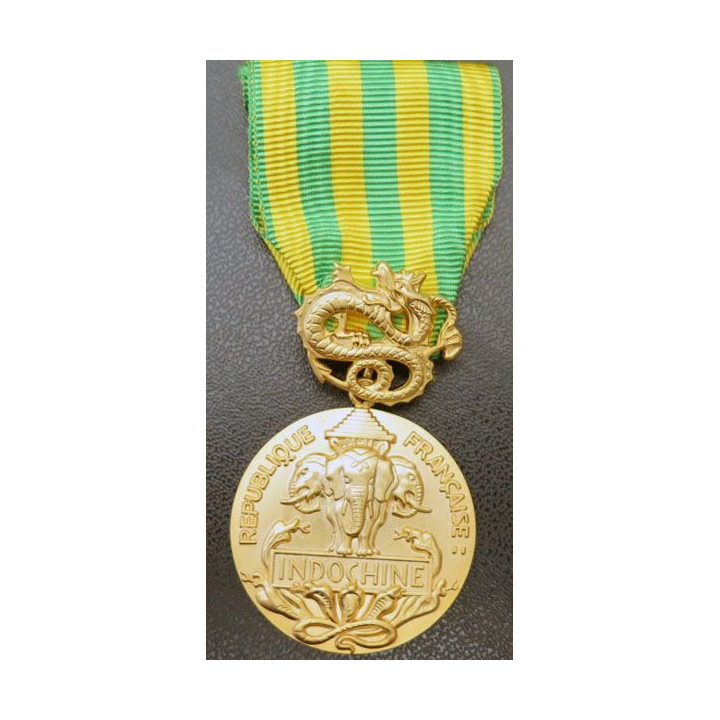 Médaille commémorative d'Indochine en métal doré mat