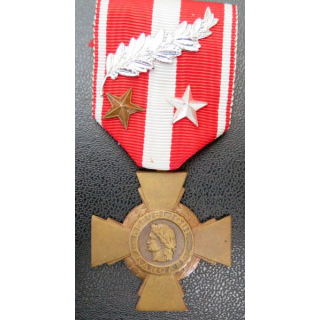 Croix de la valeur militaire en métal doré avec 3 citations