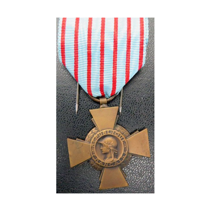 Croix du combattant en bronze  médaille ordre décoration 