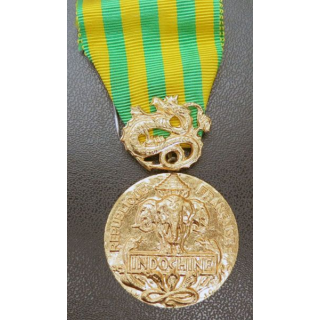 Médaille commémorative d'Indochine en métal doré brillant