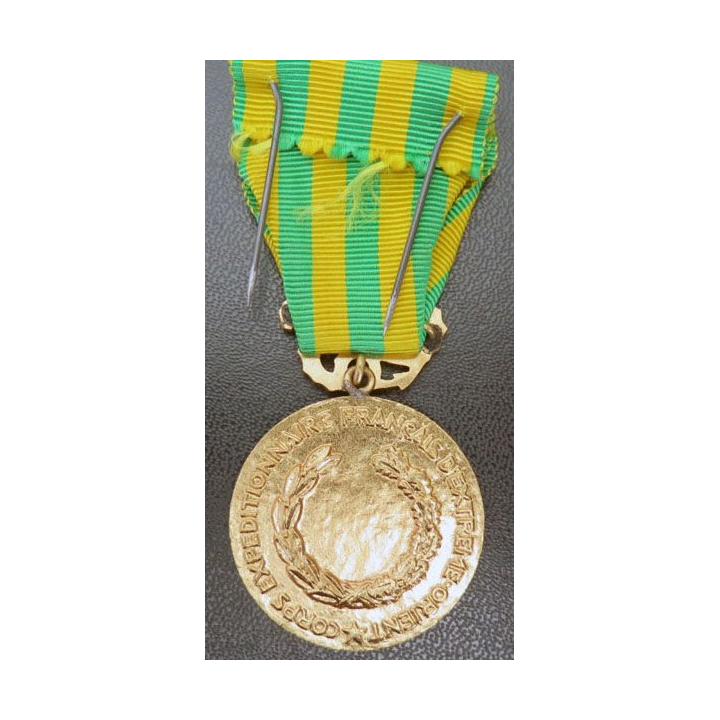 Médaille commémorative d'Indochine en métal doré brillant