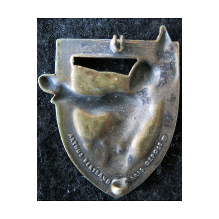 95° RI : Insigne métallique du 95° régiment d'infanterie de fabrication Arthus Bertrand Paris Déposé en métal embouti