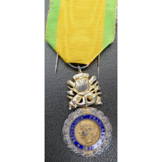 FRANCE : médaille militaire 3° république en argent avec gros défaut d'émail à l'avers