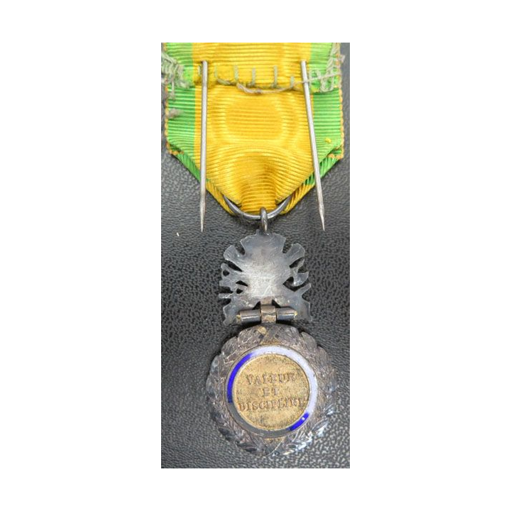FRANCE : médaille militaire 3° république en argent avec gros défaut d'émail à l'avers