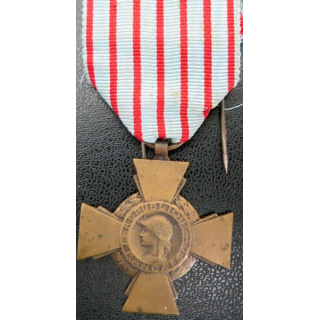 Croix du combattant en bronze  médaille ordre décoration 