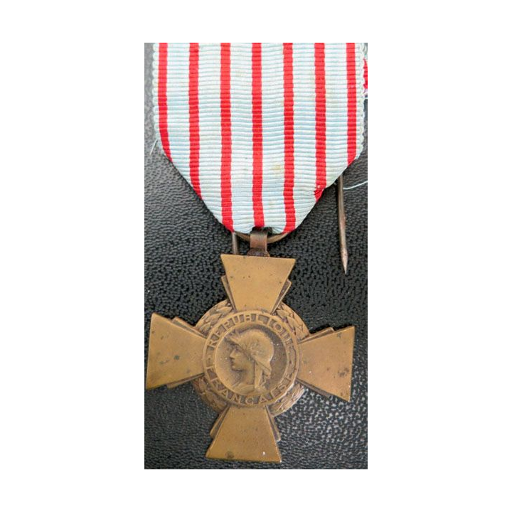Croix du combattant en bronze  médaille ordre décoration 