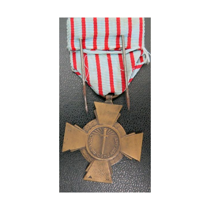 Croix du combattant en bronze  médaille ordre décoration 