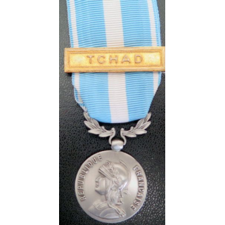 FRANCE : médaille d'outre mer agrafe " Tchad " en métal argenté