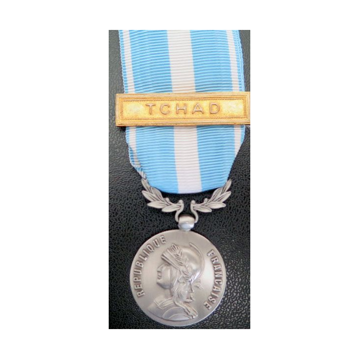 FRANCE : médaille d'outre mer agrafe " Tchad " en métal argenté