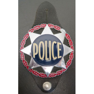 PLAQUE DE POLICE 77 mm SUR CUIR (N° 019566 effacé) 
