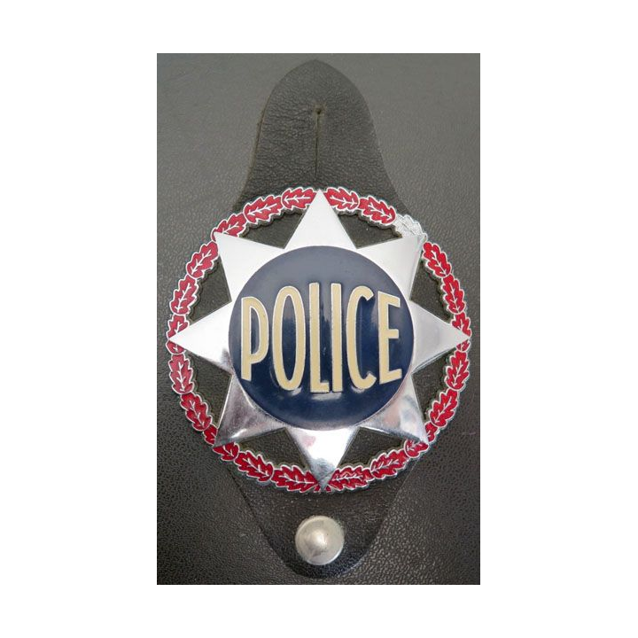 PLAQUE DE POLICE 77 mm SUR CUIR (N° 019566 effacé) 