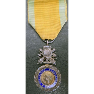 FRANCE : médaille militaire 3° république en argent avec défaut d'émail au revers