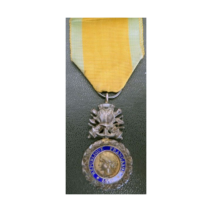 FRANCE : médaille militaire 3° république en argent avec défaut d'émail au revers