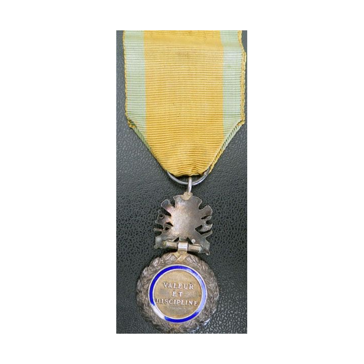 FRANCE : médaille militaire 3° république en argent avec défaut d'émail au revers