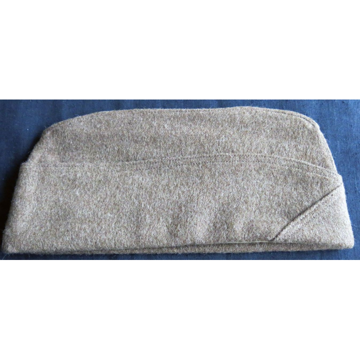 CALOT : calot de l'infanterie coloniale Modèle 1946 feutre kaki de taille 56 avec ancre neuf