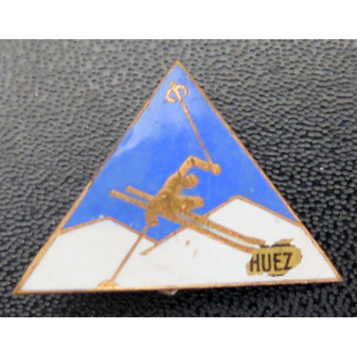 SKI : insigne de la station Alpes d'Huez de fabrication Augis en émail