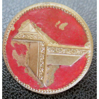 Bouton d'uniforme avec cocotte en papier sur fond rouge (BR 11 ?)