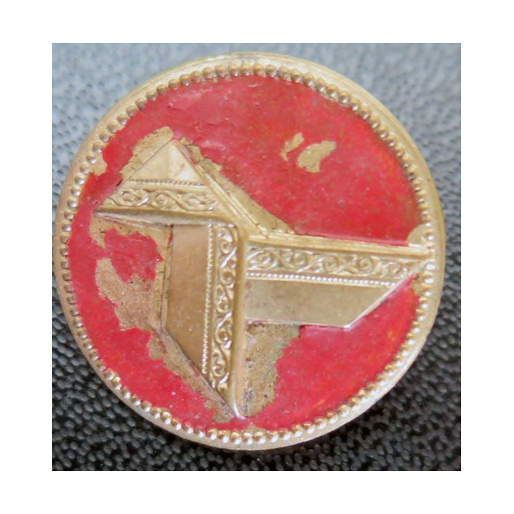 Bouton d'uniforme avec cocotte en papier sur fond rouge (BR 11 ?)