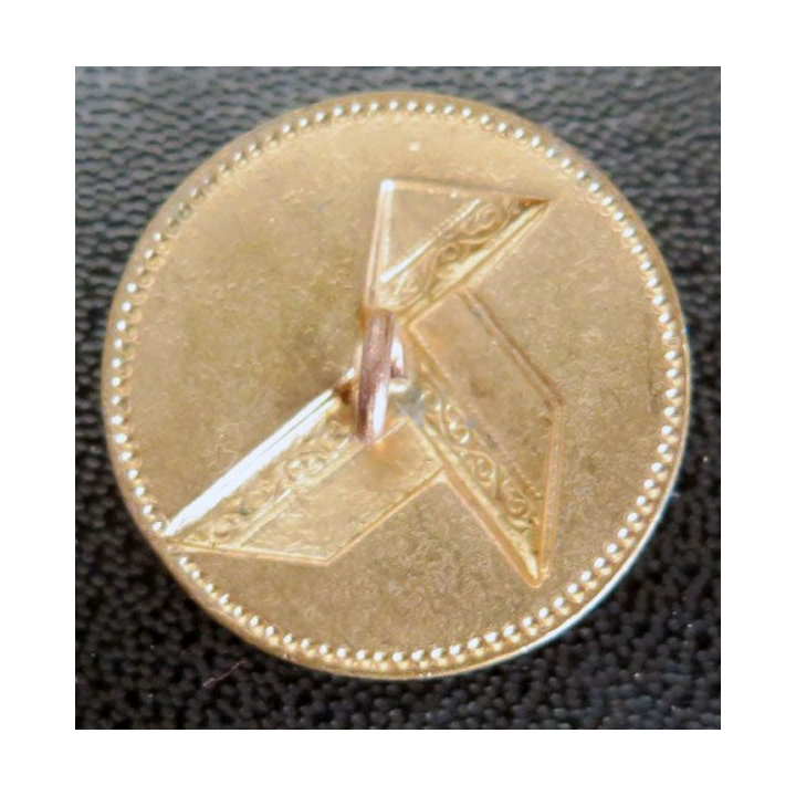Bouton d'uniforme avec cocotte en papier sur fond rouge (BR 11 ?)