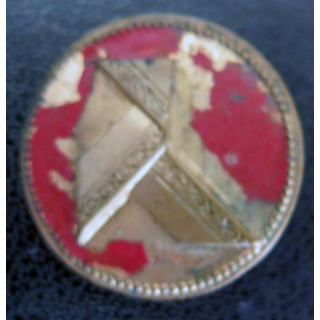Bouton d'uniforme avec cocotte en papier sur fond rouge (BR 11 ?)