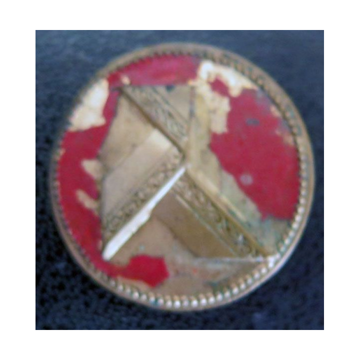 Bouton d'uniforme avec cocotte en papier sur fond rouge (BR 11 ?)