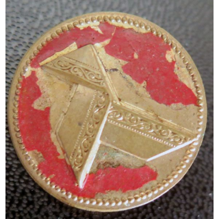 Bouton d'uniforme avec cocotte en papier sur fond rouge (BR 11 ?)