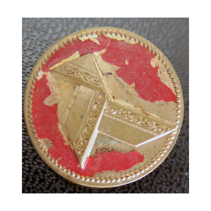Bouton d'uniforme avec cocotte en papier sur fond rouge (BR 11 ?)