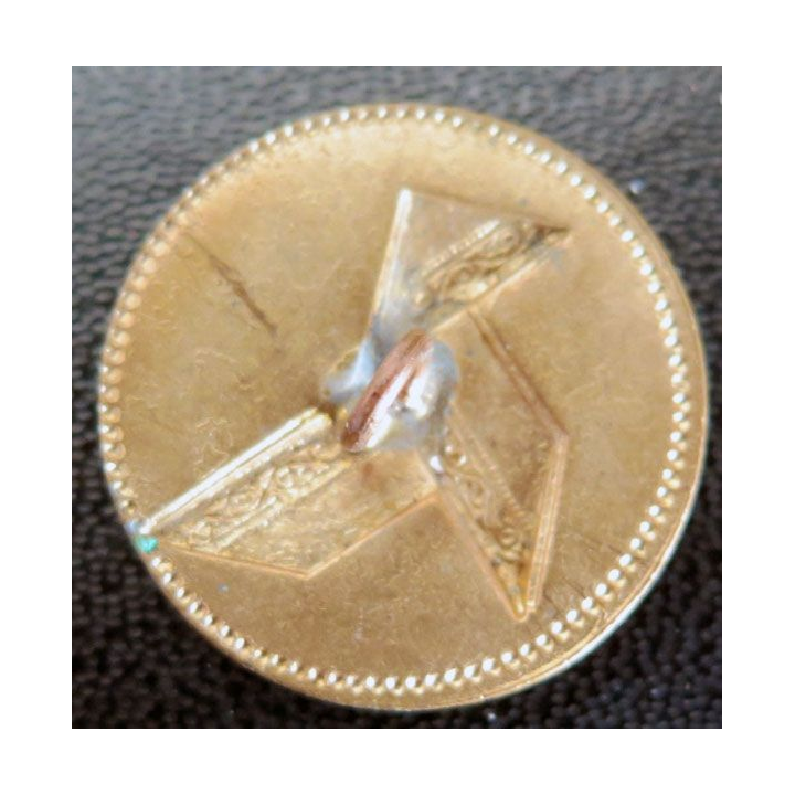 Bouton d'uniforme avec cocotte en papier sur fond rouge (BR 11 ?)