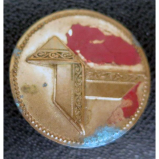 Bouton d'uniforme avec cocotte en papier sur fond rouge (BR 11 ?)