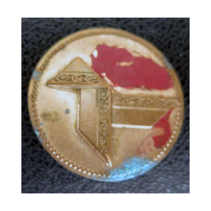 Bouton d'uniforme avec cocotte en papier sur fond rouge (BR 11 ?)