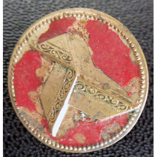 Bouton d'uniforme avec cocotte en papier sur fond rouge (BR 11 ?)