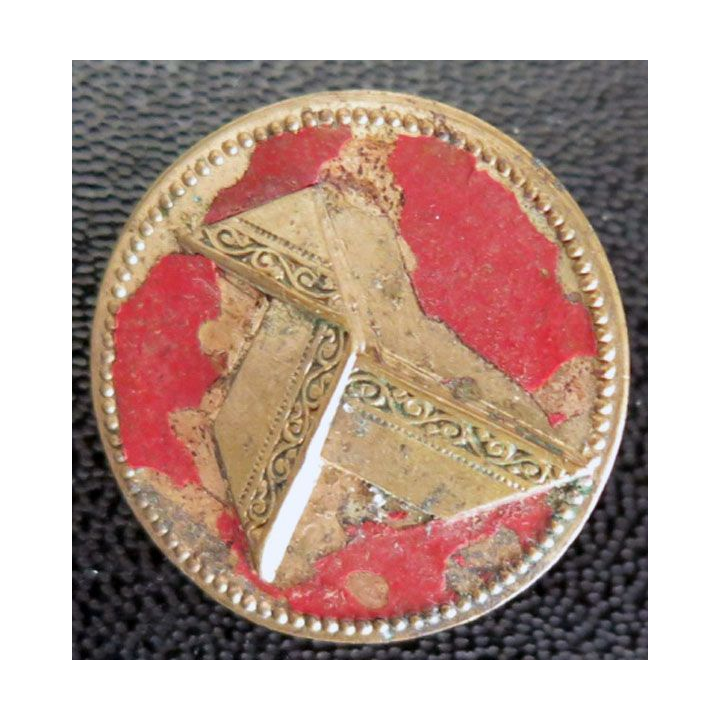 Bouton d'uniforme avec cocotte en papier sur fond rouge (BR 11 ?)